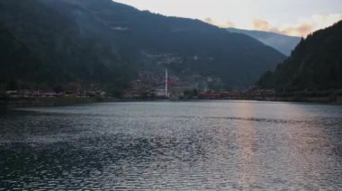 Uzungl, Trabzon -Türkiye - 27 Eylül 2024: Uzungl Gölü (Uzungl Gölü) veya yerel Romeyka dilinde: eraho, Trabzon şehrinin güneyinde yer alan bir göldür..