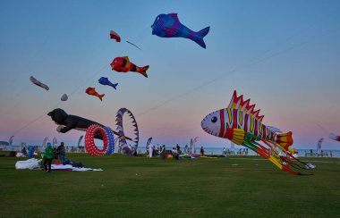 Qatar Kite Festivali 2025 Eski Doha Limanı 'nda (Mina Bölgesi) gün batımı çekimleri Doha ufkunda süzülen renkli uçurtmaların muhteşem gösterisini gösteriyor.