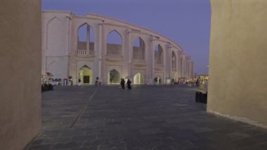 Doha, Katar-29 Ekim 2024: Katara Kültür Köyü 'ndeki amfi tiyatro, Doha Katar' da gün batımında insanların yürümesi ve arka planda bulutların olması