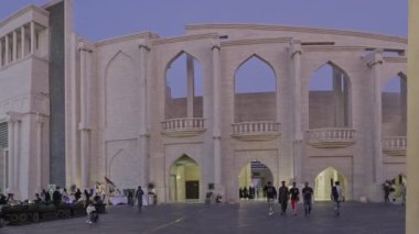 Doha, Katar-29 Ekim 2024: Katara Kültür Köyü 'ndeki amfi tiyatro, Doha Katar' da gün batımında insanların yürümesi ve arka planda bulutların olması