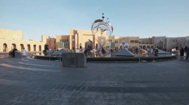 Katara kültür köyü, Doha, Katar-26 Ocak 2024: Katara 'nın Doha kentindeki Katara kültür köyü, Katar 2023 AFC Asya Kupası öğleden sonra çekimleri sırasında fıskiyeleri, yerel ve ziyaretçilerle açık hava görüntülerini gösteriyor 