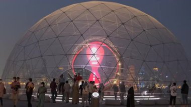 Doha, Katar-13 Aralık 2021: Hublot tarafından desteklenen FIFA Dünya Kupası Katar 2022 Resmi Geri sayım Saati, 21 Kasım Pazar günü Dohas 'ta açıldı.