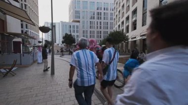 Doha, Katar - 9 Aralık 2022: Msheireb Downtown Doha, Katar öğleden sonra FIFA Kelime Kupası 2022 Katarı sırasında yerel halk ve ziyaretçileri gösteren bir çekim 