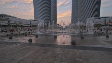 Lusail City, Katar - 15 Kasım 2022: Lusail Bulvarı FIFA Dünya Kupası 2022 'de dört Lusail Kuleleri arasında asılı duran Al Nehem adlı bir balina köpekbalığının 30 metrelik bir sanat eserini gösteriyor.