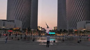 Lusail City, Katar - 15 Kasım 2022: Lusail Bulvarı FIFA Dünya Kupası 2022 'de dört Lusail Kuleleri arasında asılı duran Al Nehem adlı bir balina köpekbalığının 30 metrelik bir sanat eserini gösteriyor.