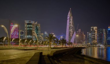 Doha, Katar-12 Mart 2025: Doha Katar, Ramazan ayı boyunca Batı Körfezi bölgesinde gece yarısı Corniche gezinti güvertesinden gökyüzüne yükseldi