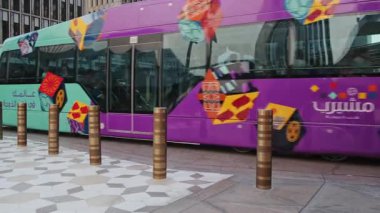 Doha, Katar - 9 Aralık 2022: Msheireb Downtown Doha, Katar öğleden sonra FIFA Kelime Kupası 2022 Katarı sırasında yerel halk ve ziyaretçileri gösteren bir çekim 