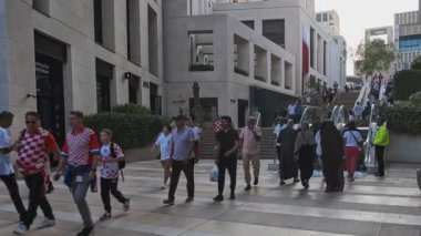 Doha, Katar - 9 Aralık 2022: Msheireb Downtown Doha, Katar öğleden sonra FIFA Kelime Kupası 2022 Katarı sırasında yerel halk ve ziyaretçileri gösteren bir çekim 