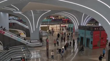 Doha, Katar - 9 Aralık 2022: Msheireb istasyonu Katar 'ın Doha kentinde bir hızlı ulaşım istasyonudur. Doha Metro 'nun Kırmızı, Altın ve Yeşil hatları için bir aktarma istasyonu olarak hizmet vermektedir. İç çekim.