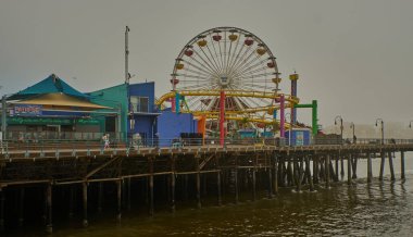 Santa Monica, Kaliforniya, ABD - 9 Kasım 2024 Santa Monica İskelesi, Santa Monica Bulvarı 'nın eteğinde büyük bir rıhtımdır. Otoyol ve Pasifik Parkı 'nın sonunu içeriyor.