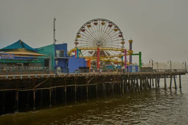 Santa Monica, Kaliforniya, ABD - 9 Kasım 2024 Santa Monica İskelesi, Santa Monica Bulvarı 'nın eteğinde büyük bir rıhtımdır. Otoyol ve Pasifik Parkı 'nın sonunu içeriyor.