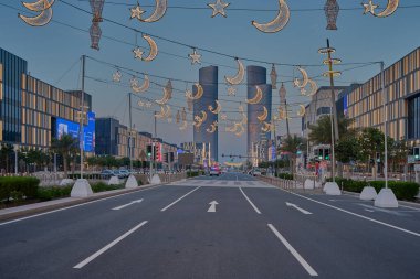 Lusail şehri, Katar-21 Mart 2025: Ramazan ayı boyunca ışıklandırılmış dekorasyon ve dört Lusail kuleleri ile Lusail Bulvarı