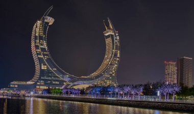 Lusail şehri, Katar-Mart 2025: Katara Konukseverlik Kulesi, Hilal Kulesi, ya da Lusail Katara Otel Kuzey Kulesi, Lusail marinası ile aydınlanan kulenin eşsiz mimarisini gece göstermektedir. 