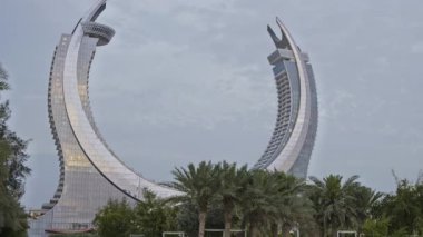 Lusail City, Katar-Mart 2025: Katara Konukseverlik Kulesi, Hilal Kulesi veya Lusail Katara Otel Kuzey Kulesi, Lusail marinası ile kulenin benzersiz mimarisini gösteriyor 