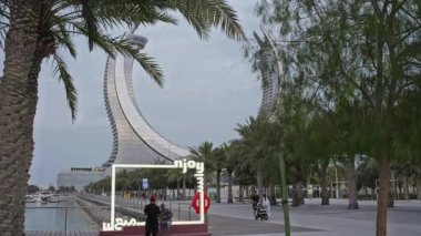 Lusail City, Katar-Mart 2025: Katara Konukseverlik Kulesi, Hilal Kulesi veya Lusail Katara Otel Kuzey Kulesi, Lusail marinası ile kulenin benzersiz mimarisini gösteriyor 
