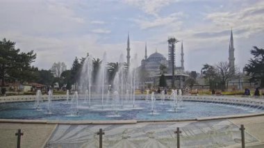 İstanbul, Türkiye - 30 Mart 2025: Mavi Cami, resmi adı Sultan Ahmet Camii (Türkçe: Sultan Ahmet Camii), Türkiye 'nin Fatih İstanbul kentinde bulunan Osmanlı döneminden kalma tarihi bir cami.. 