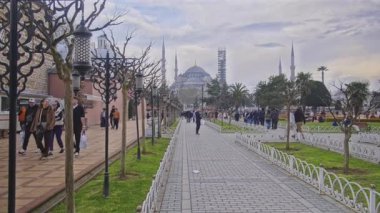 İstanbul, Türkiye - 30 Mart 2025: Mavi Cami, resmi adı Sultan Ahmet Camii (Türkçe: Sultan Ahmet Camii), Türkiye 'nin Fatih İstanbul kentinde bulunan Osmanlı döneminden kalma tarihi bir cami..