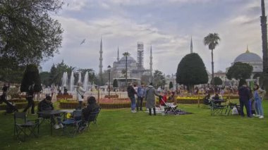 İstanbul, Türkiye - 30 Mart 2025: Mavi Cami, resmi adı Sultan Ahmet Camii (Türkçe: Sultan Ahmet Camii), Türkiye 'nin Fatih İstanbul kentinde bulunan Osmanlı döneminden kalma tarihi bir cami..