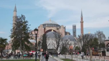 İstanbul, Türkiye - 29 Mart 2025: Ayasofya (Türkçe Ayasofya) Ayasofya Ayasofya Büyük Camii, Türkiye 'nin Fatih İstanbul kentinde büyük bir kültürel ve tarihi mekan olarak hizmet veren bir cami, müze ve eski kilise.