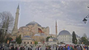 İstanbul, Türkiye - 29 Mart 2025: Ayasofya (Türkçe Ayasofya) Ayasofya Ayasofya Büyük Camii, Türkiye 'nin Fatih İstanbul kentinde büyük bir kültürel ve tarihi mekan olarak hizmet veren bir cami, müze ve eski kilise.
