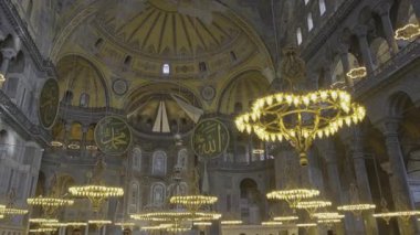 İstanbul, Türkiye - 29 Mart 2025: Ayasofya (Türk Ayasofya) Ayasofya Ayasofya Büyük Camisi, Fatih 'te büyük bir kültürel ve tarihi mekan olarak hizmet veren bir cami, müze ve eski bir kilisedir.