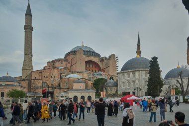 İstanbul, Türkiye - 29 Mart 2025: Ayasofya (Türkçe Ayasofya) Ayasofya Ayasofya Büyük Camii, Türkiye 'nin Fatih İstanbul kentinde büyük bir kültürel ve tarihi mekan olarak hizmet veren bir cami, müze ve eski kilise.