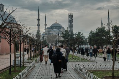 İstanbul, Türkiye - 30 Mart 2025: Mavi Cami, resmi adı Sultan Ahmet Camii (Türkçe: Sultan Ahmet Camii), Türkiye 'nin Fatih İstanbul kentinde bulunan Osmanlı döneminden kalma tarihi bir cami.. 