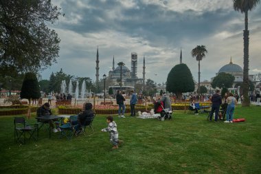 İstanbul, Türkiye - 30 Mart 2025: Mavi Cami, resmi adı Sultan Ahmet Camii (Türkçe: Sultan Ahmet Camii), Türkiye 'nin Fatih İstanbul kentinde bulunan Osmanlı döneminden kalma tarihi bir cami.. 