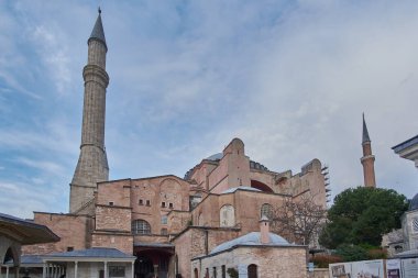 İstanbul, Türkiye - 29 Mart 2025: Ayasofya (Türkçe Ayasofya) Ayasofya Ayasofya Büyük Camii, Türkiye 'nin Fatih İstanbul kentinde büyük bir kültürel ve tarihi mekan olarak hizmet veren bir cami, müze ve eski kilise.