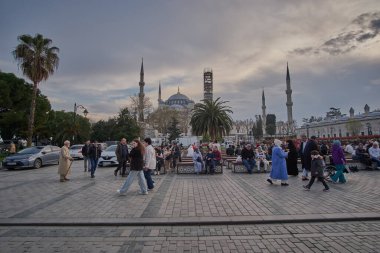 İstanbul, Türkiye - 30 Mart 2025: Mavi Cami, resmi adı Sultan Ahmet Camii (Türkçe: Sultan Ahmet Camii), Türkiye 'nin Fatih İstanbul kentinde bulunan Osmanlı döneminden kalma tarihi bir cami.. 