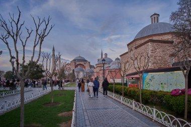 İstanbul, Türkiye - 29 Mart 2025: Ayasofya (Türkçe Ayasofya) Ayasofya Ayasofya Büyük Camii, Türkiye 'nin Fatih İstanbul kentinde büyük bir kültürel ve tarihi mekan olarak hizmet veren bir cami, müze ve eski kilise.