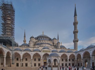 İstanbul, Türkiye - 30 Mart 2025: Mavi Cami, resmi adı Sultan Ahmet Camii (Türkçe: Sultan Ahmet Camii), Türkiye 'nin Fatih İstanbul kentinde bulunan Osmanlı döneminden kalma tarihi bir cami.. 