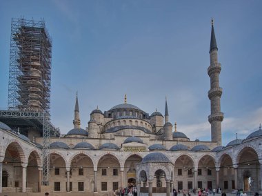 İstanbul, Türkiye - 30 Mart 2025: Mavi Cami, resmi adı Sultan Ahmet Camii (Türkçe: Sultan Ahmet Camii), Türkiye 'nin Fatih İstanbul kentinde bulunan Osmanlı döneminden kalma tarihi bir cami.. 