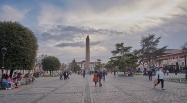 İstanbul, Türkiye - Nisan 12025: Theodosius 'un Obelisk' i Sultanahmet Meydanı 'ndaki Firavun Thutmose III' ün Antik Mısır dikilitaşıdır (İstanbul Hipodromu veya Sultanahmet Meydanı).)