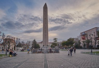 İstanbul, Türkiye - Nisan 12025: Theodosius 'un Obelisk' i Sultanahmet Meydanı 'ndaki Firavun Thutmose III' ün Antik Mısır dikilitaşıdır (İstanbul Hipodromu veya Sultanahmet Meydanı).)