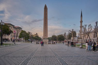İstanbul, Türkiye - Nisan 12025: Theodosius 'un Obelisk' i Sultanahmet Meydanı 'ndaki Firavun Thutmose III' ün Antik Mısır dikilitaşıdır (İstanbul Hipodromu veya Sultanahmet Meydanı).)