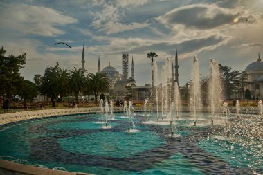 İstanbul, Türkiye - 30 Mart 2025: Mavi Cami, resmi adı Sultan Ahmet Camii (Türkçe: Sultan Ahmet Camii), Türkiye 'nin Fatih İstanbul kentinde bulunan Osmanlı döneminden kalma tarihi bir cami.. 