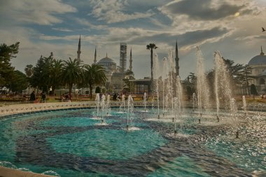 İstanbul, Türkiye - 30 Mart 2025: Mavi Cami, resmi adı Sultan Ahmet Camii (Türkçe: Sultan Ahmet Camii), Türkiye 'nin Fatih İstanbul kentinde bulunan Osmanlı döneminden kalma tarihi bir cami.. 