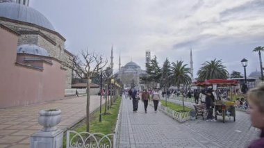 İstanbul, Türkiye - 30 Mart 2025: Mavi Cami, resmi adı Sultan Ahmet Camii (Türkçe: Sultan Ahmet Camii), Türkiye 'nin Fatih İstanbul kentinde bulunan Osmanlı döneminden kalma tarihi bir cami..