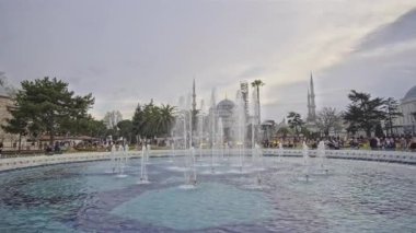 İstanbul, Türkiye - 30 Mart 2025: Mavi Cami, resmi adı Sultan Ahmet Camii (Türkçe: Sultan Ahmet Camii), Türkiye 'nin Fatih İstanbul kentinde bulunan Osmanlı döneminden kalma tarihi bir cami..