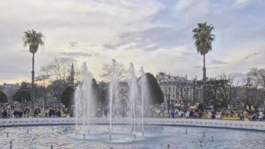 İstanbul, Türkiye - 30 Mart 2025: Mavi Cami, resmi adı Sultan Ahmet Camii (Türkçe: Sultan Ahmet Camii), Türkiye 'nin Fatih İstanbul kentinde bulunan Osmanlı döneminden kalma tarihi bir cami..