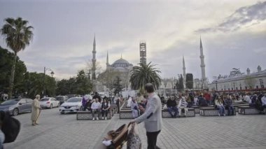 İstanbul, Türkiye - 30 Mart 2025: Mavi Cami, resmi adı Sultan Ahmet Camii (Türkçe: Sultan Ahmet Camii), Türkiye 'nin Fatih İstanbul kentinde bulunan Osmanlı döneminden kalma tarihi bir cami..