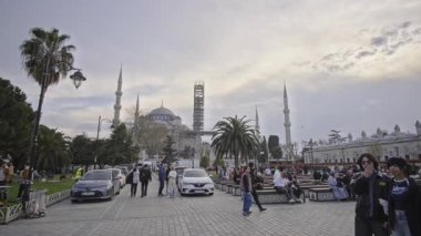 İstanbul, Türkiye - 30 Mart 2025: Mavi Cami, resmi adı Sultan Ahmet Camii (Türkçe: Sultan Ahmet Camii), Türkiye 'nin Fatih İstanbul kentinde bulunan Osmanlı döneminden kalma tarihi bir cami..