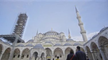 İstanbul, Türkiye - 30 Mart 2025: Mavi Cami, resmi adı Sultan Ahmet Camii (Türkçe: Sultan Ahmet Camii), Türkiye 'nin Fatih İstanbul kentinde bulunan Osmanlı döneminden kalma tarihi bir cami..