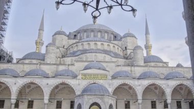 İstanbul, Türkiye - 30 Mart 2025: Mavi Cami, resmi adı Sultan Ahmet Camii (Türkçe: Sultan Ahmet Camii), Türkiye 'nin Fatih İstanbul kentinde bulunan Osmanlı döneminden kalma tarihi bir cami.. 