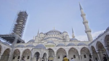 İstanbul, Türkiye - 30 Mart 2025: Mavi Cami, resmi adı Sultan Ahmet Camii (Türkçe: Sultan Ahmet Camii), Türkiye 'nin Fatih İstanbul kentinde bulunan Osmanlı döneminden kalma tarihi bir cami..