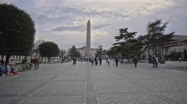 İstanbul, Türkiye - Nisan 12025: Theodosius 'un Obelisk' i Sultanahmet Meydanı 'ndaki Firavun Thutmose III' ün Antik Mısır dikilitaşıdır (İstanbul Hipodromu veya Sultanahmet Meydanı).)
