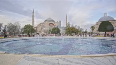 İstanbul, Türkiye - 29 Mart 2025: Ayasofya (Türkçe Ayasofya) Ayasofya Ayasofya Büyük Camii, Türkiye 'nin Fatih İstanbul kentinde büyük bir kültürel ve tarihi mekan olarak hizmet veren bir cami, müze ve eski kilise.