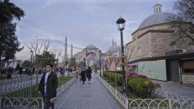 İstanbul, Türkiye - 29 Mart 2025: Ayasofya (Türkçe Ayasofya) Ayasofya Ayasofya Büyük Camii, Türkiye 'nin Fatih İstanbul kentinde büyük bir kültürel ve tarihi mekan olarak hizmet veren bir cami, müze ve eski kilise.