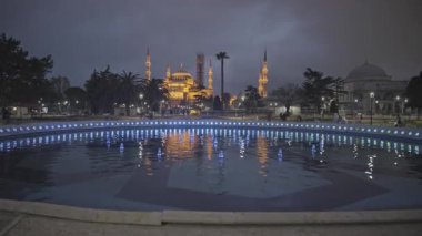 İstanbul, Türkiye - 30 Mart 2025: Mavi Cami, resmi adı Sultan Ahmet Camii (Türkçe: Sultan Ahmet Camii), Türkiye 'nin Fatih İstanbul kentinde bulunan Osmanlı döneminden kalma tarihi bir cami..